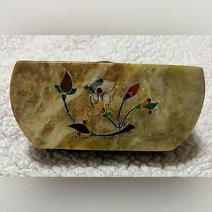 Vintage Hand Carved Indian marble lipstick💄holder
Mother of Pearl Floral Inlay.
